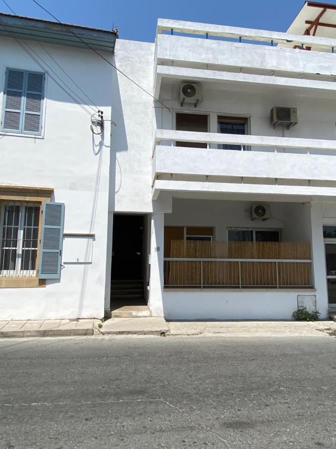 Hostel Past Or Tail Larnaka Exterior foto